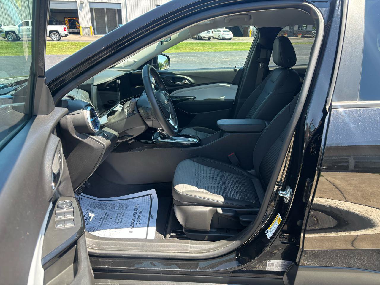 Used 2025 Chevrolet Trax LT w/ Driver Confidence Package FWD image 9