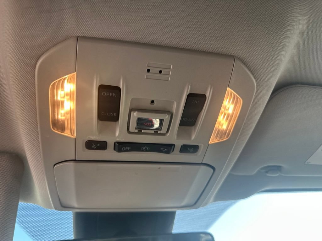 Used 2020 Toyota Highlander XLE FWD image 19