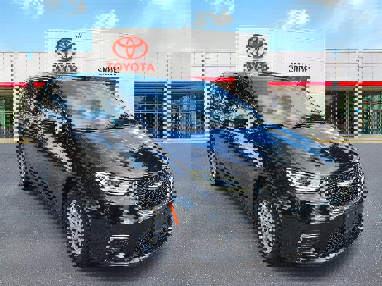 Used 2025 Chrysler Pacifica Select image 2