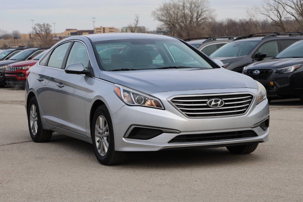 Used 2017 Hyundai Sonata SE w/ Cargo Package FWD image 4
