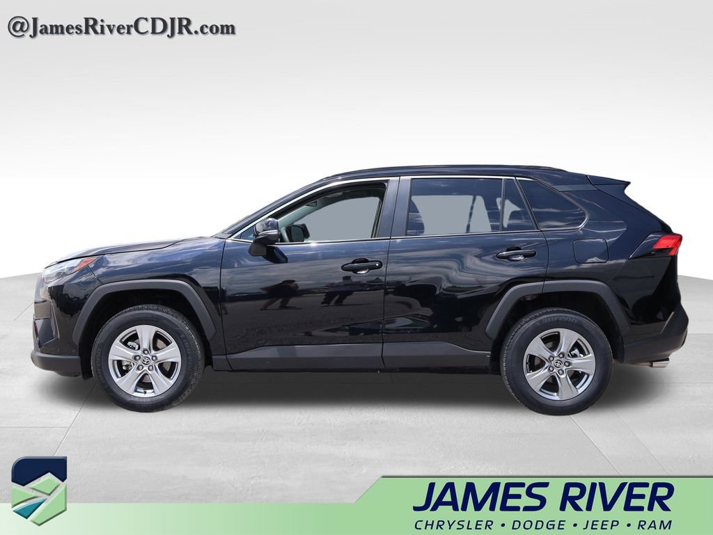Used 2025 Toyota RAV4 XLE AWD/4WD image 2