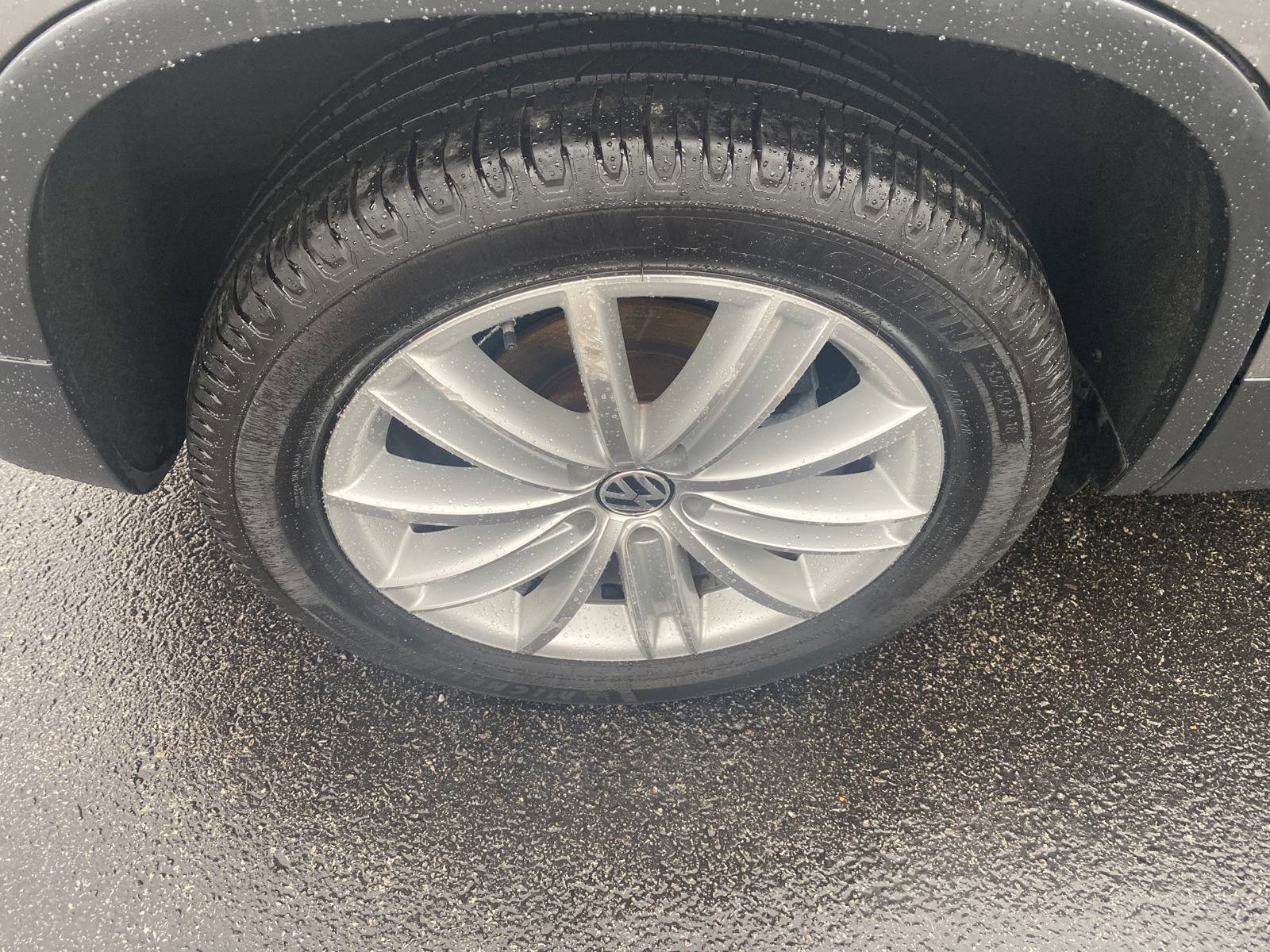 Used 2011 Volkswagen Tiguan SE image 26