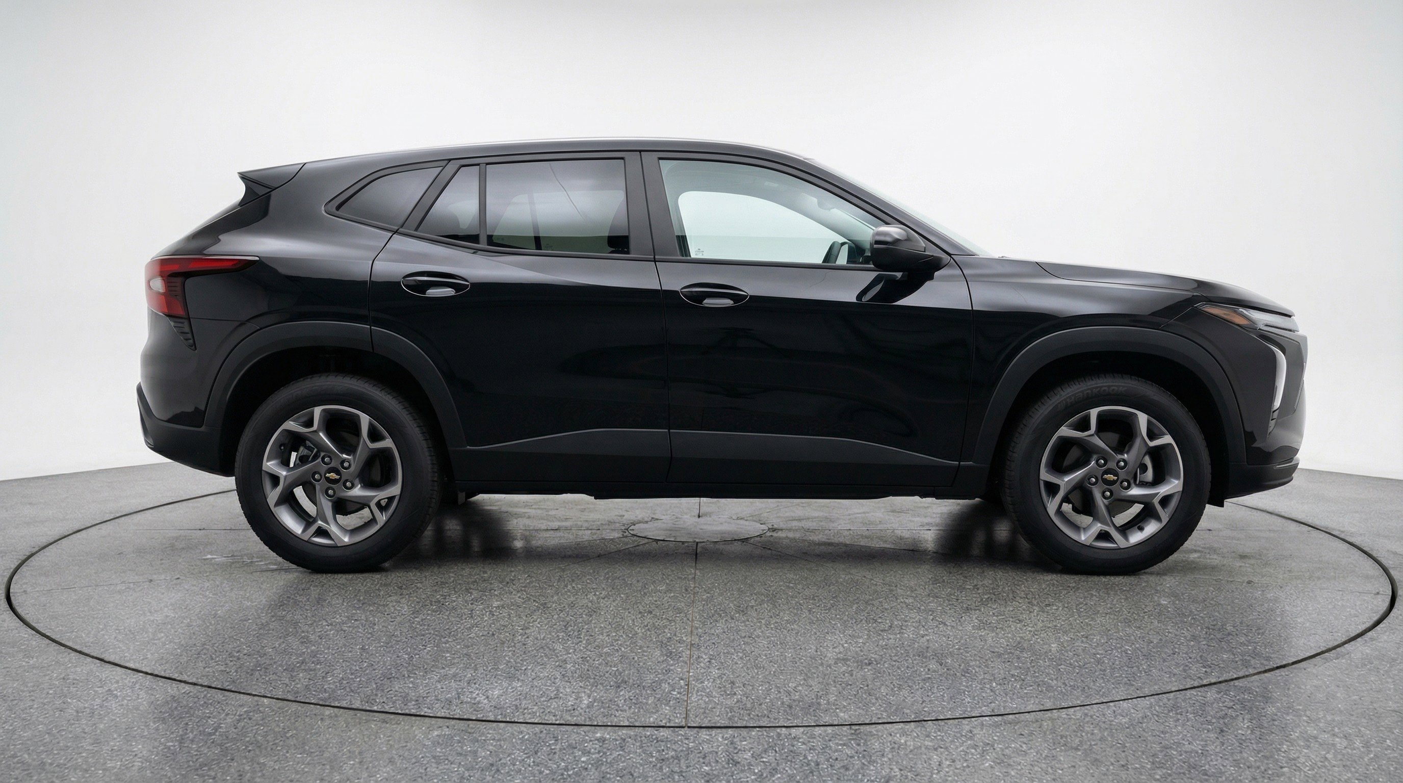 Used 2025 Chevrolet Trax LT FWD image 11