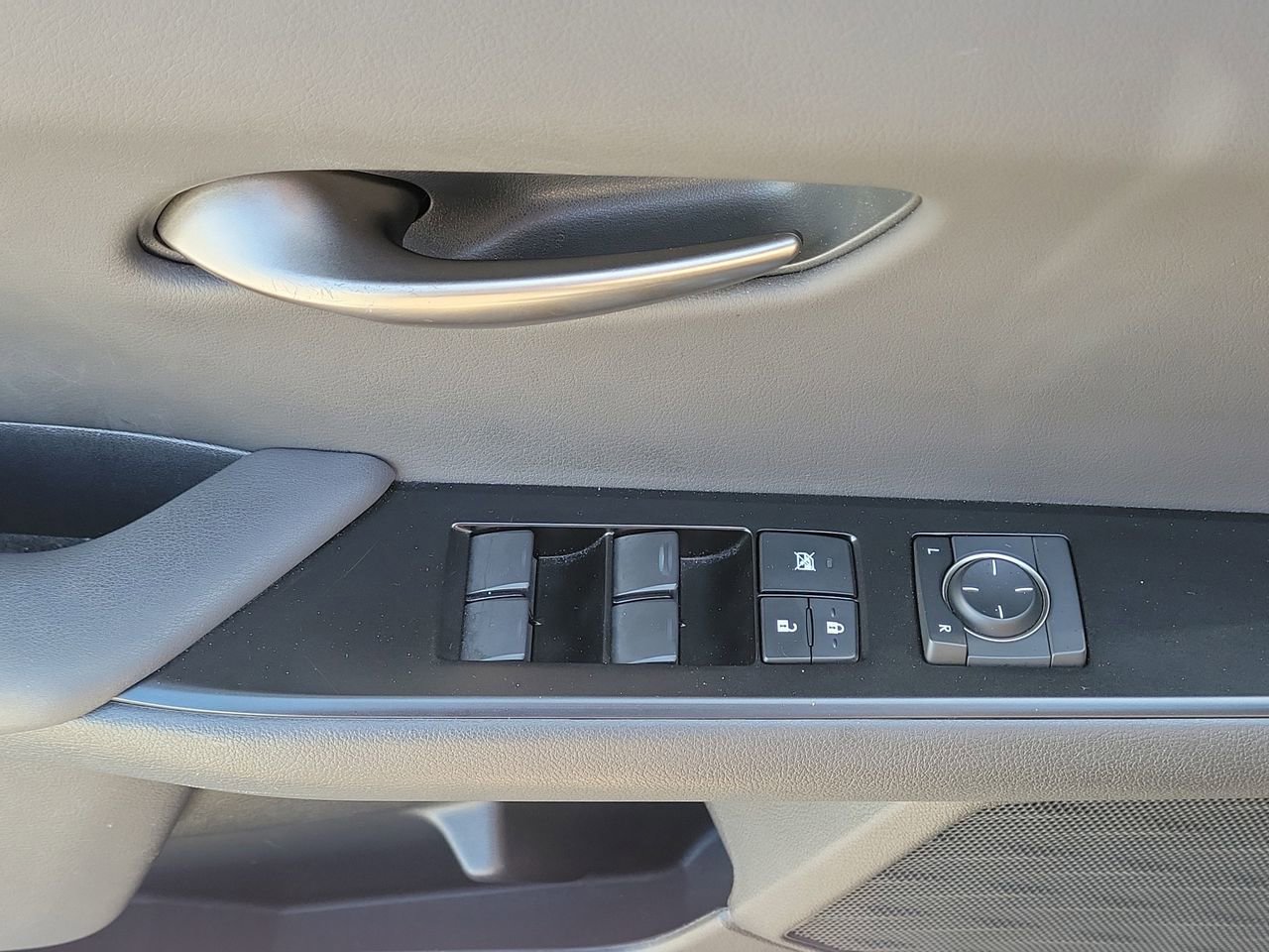 Used 2021 Lexus UX 200 image 25