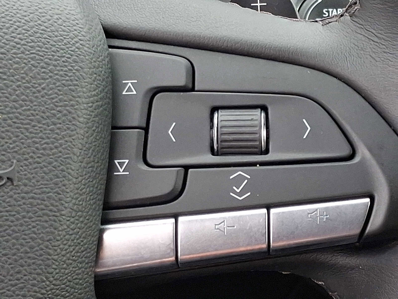 Used 2023 Cadillac XT4 Luxury w/ Cold Weather Package image 23