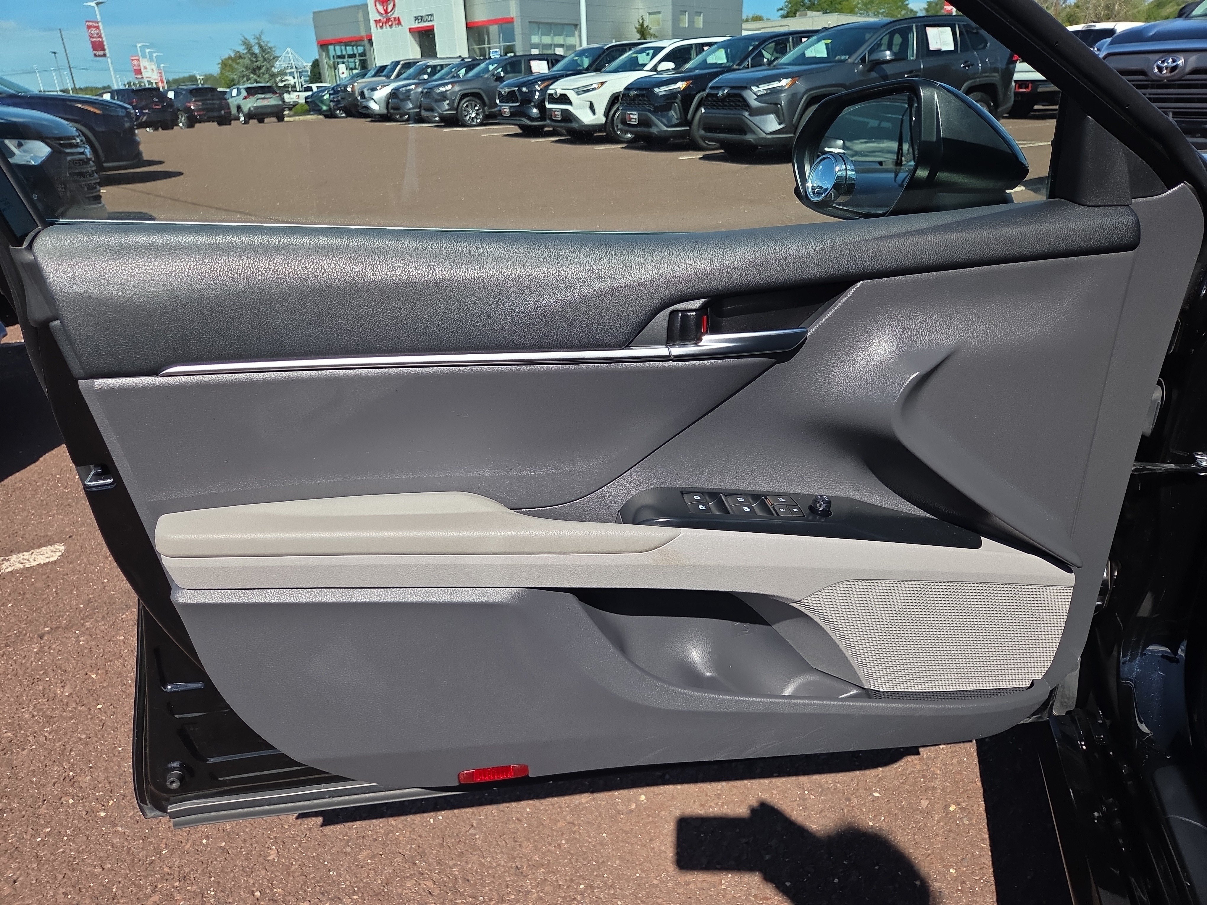 Used 2020 Toyota Camry LE FWD image 14