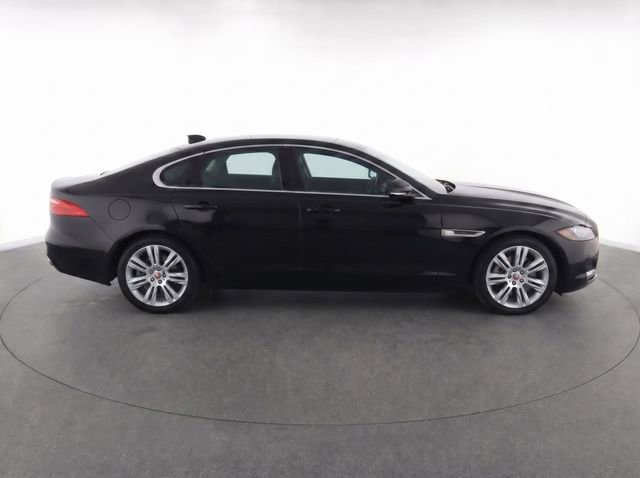 Used 2016 Jaguar XF Premium image 8