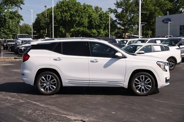 Used 2024 GMC Terrain Denali w/ Denali Premium Package AWD/4WD image 5