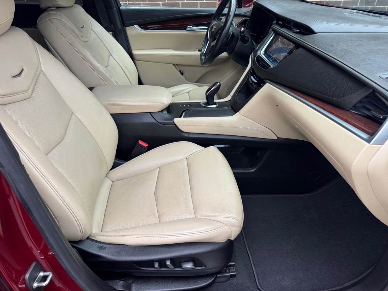Used 2018 Cadillac XT5 Luxury w/ Driver Awareness Package AWD/4WD image 13