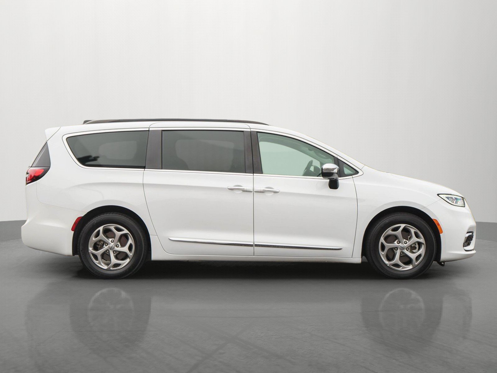 Used 2023 Chrysler Pacifica Limited FWD image 8