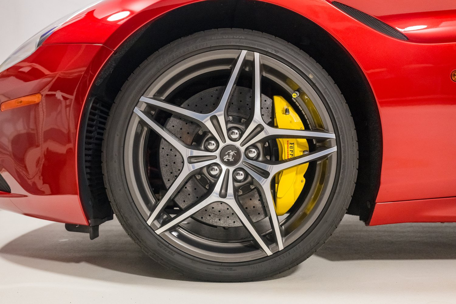 Used 2015 Ferrari California T RWD image 22
