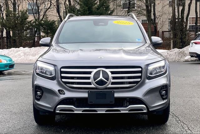 Used 2025 Mercedes-Benz GLB 250 4MATIC image 2