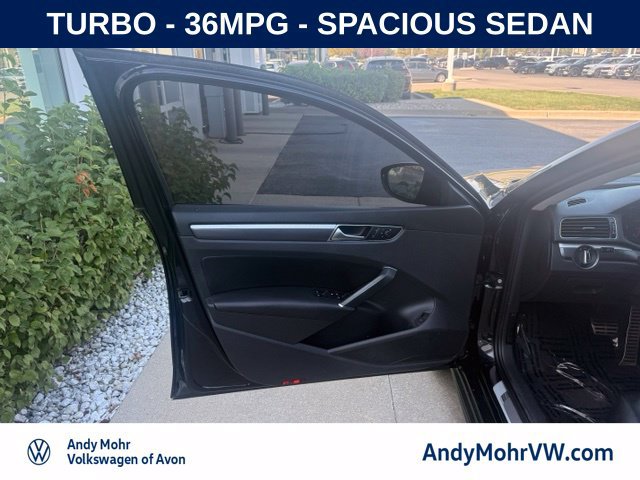 Used 2018 Volkswagen Passat 2.0T R-Line FWD image 12
