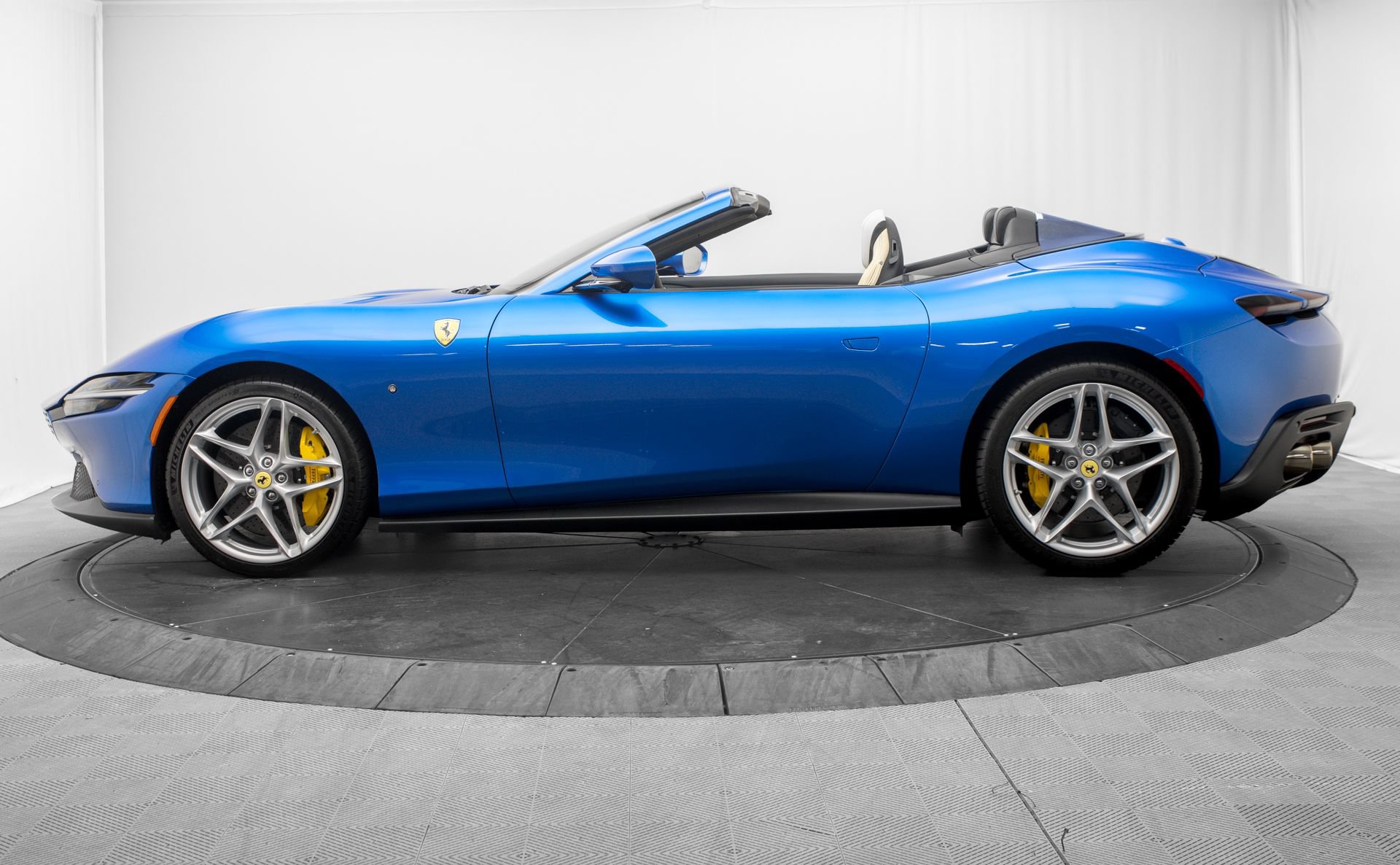 Used 2026 Ferrari Roma Spider RWD image 4
