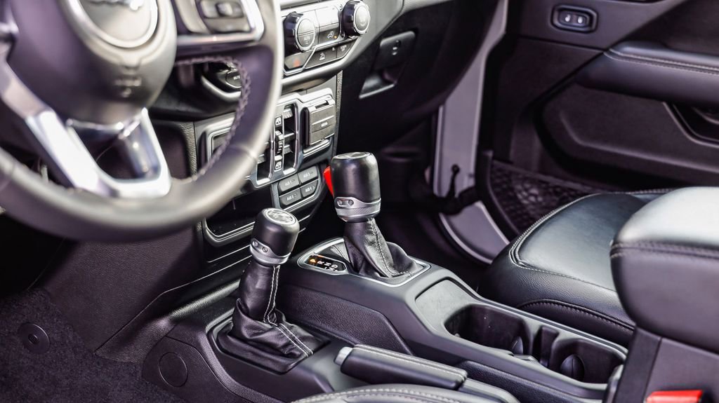 Used 2023 Jeep Wrangler Unlimited Sahara image 24