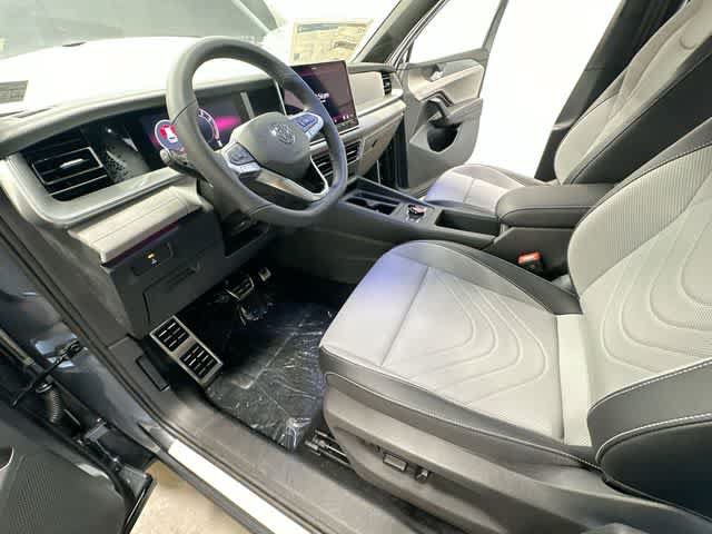 New 2026 Volkswagen Tiguan SE R-Line AWD/4WD image 16