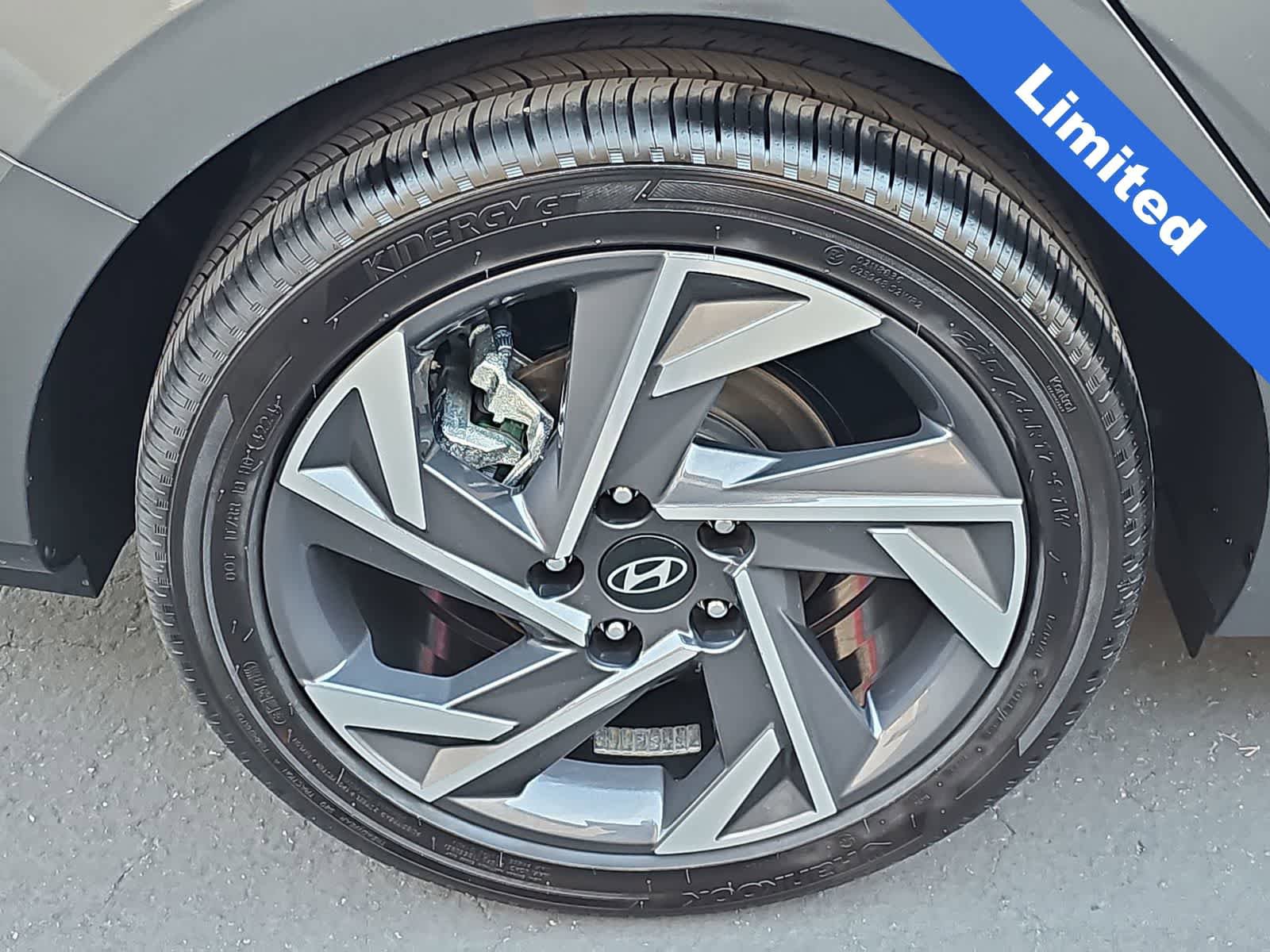 Used 2025 Hyundai Elantra Limited FWD image 12
