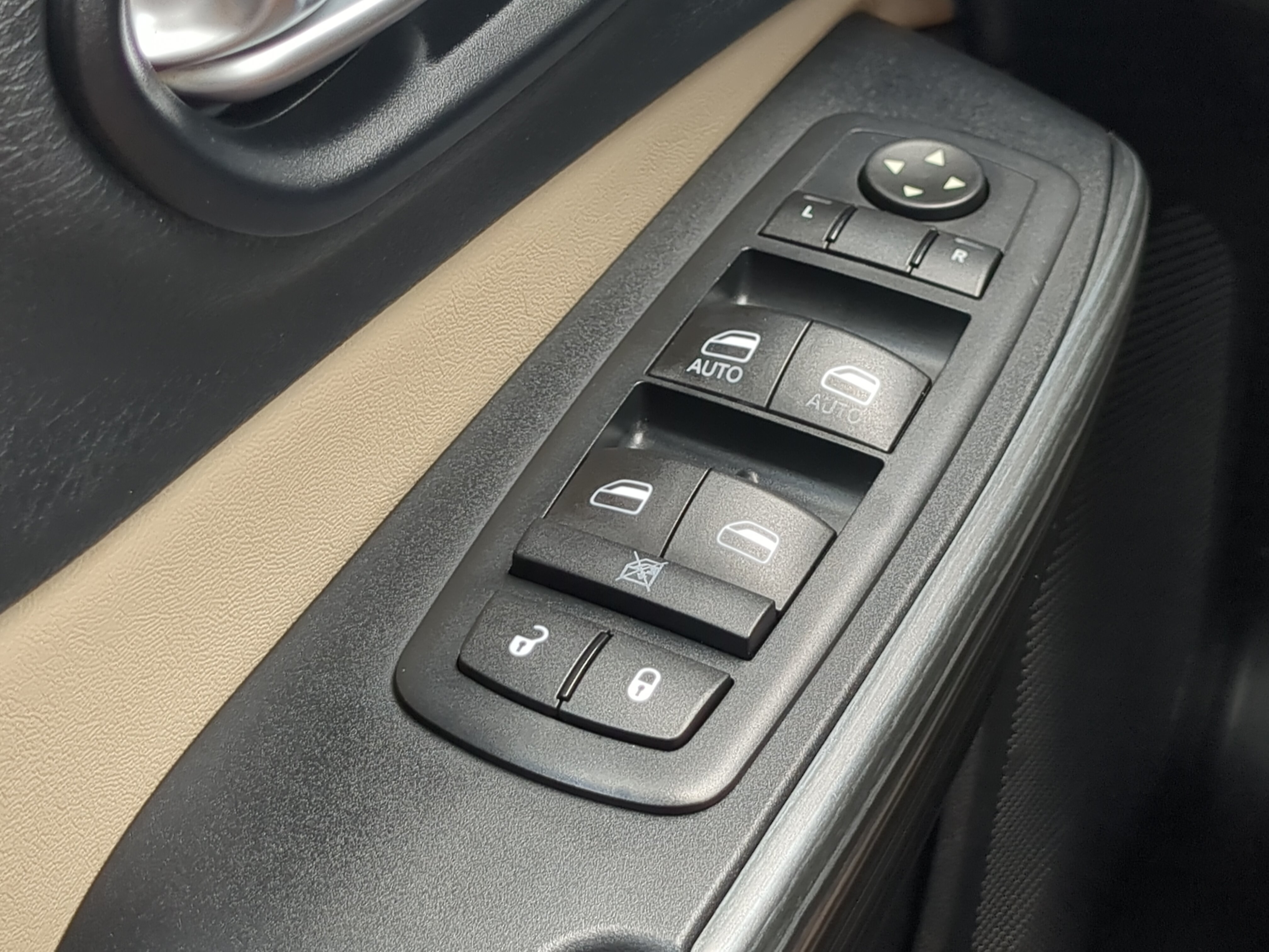 Used 2015 Jeep Cherokee Limited FWD image 23