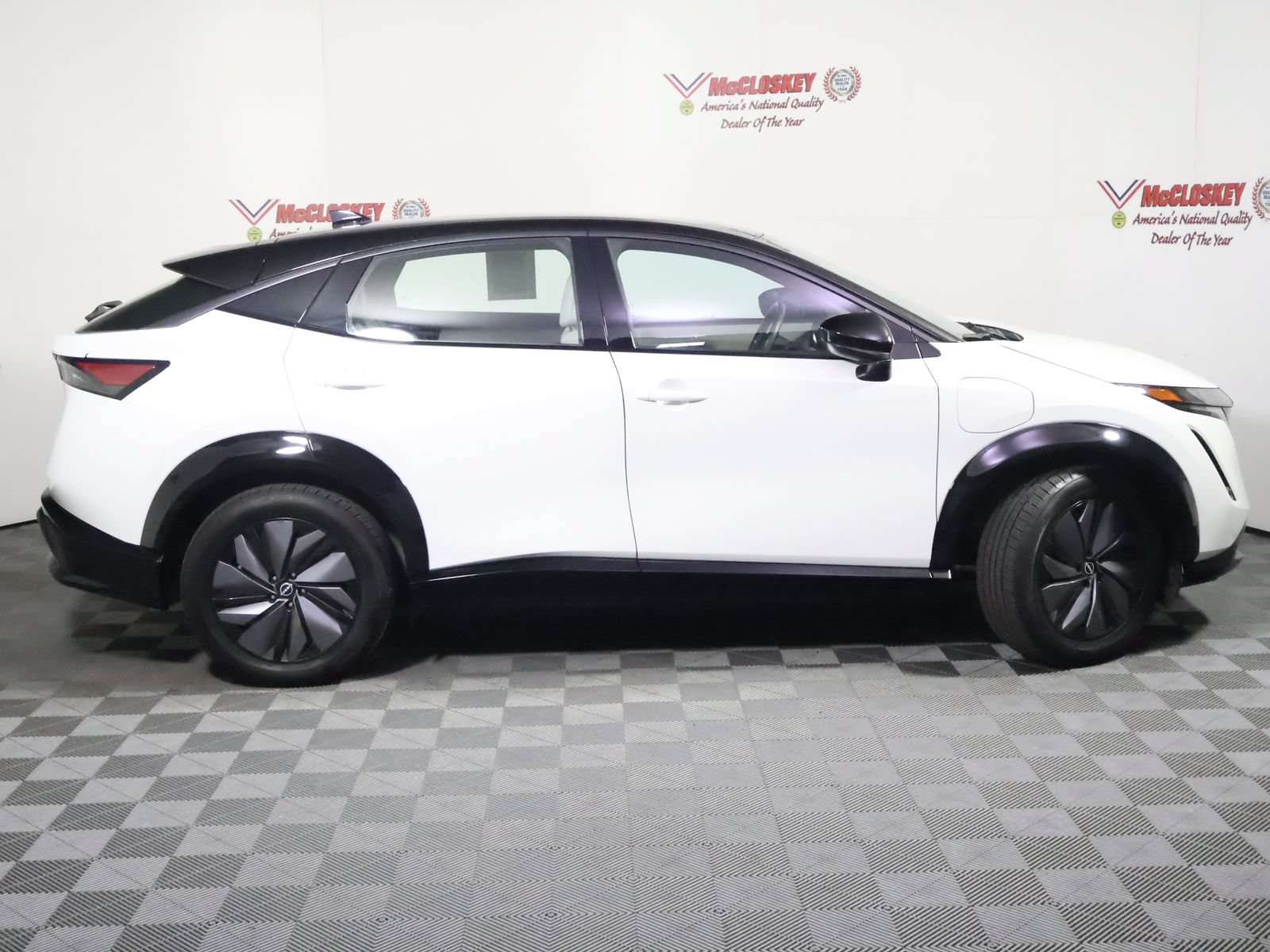 Used 2023 Nissan Ariya AWD image 3