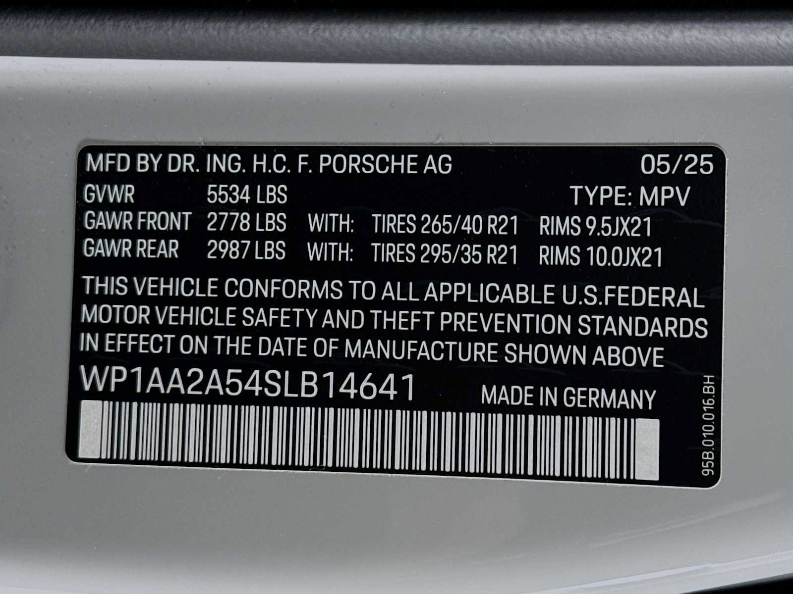 Certified 2025 Porsche Macan AWD/4WD image 33