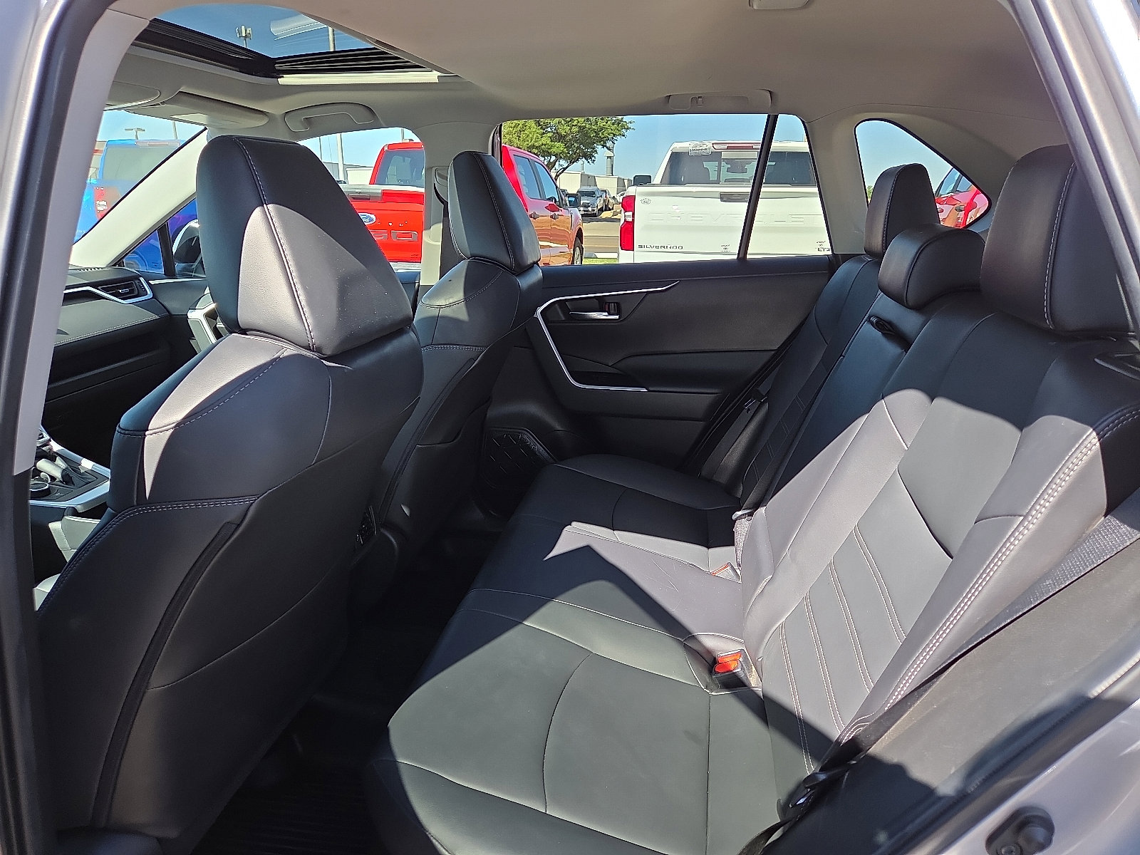 Used 2022 Toyota RAV4 XLE Premium AWD/4WD image 10