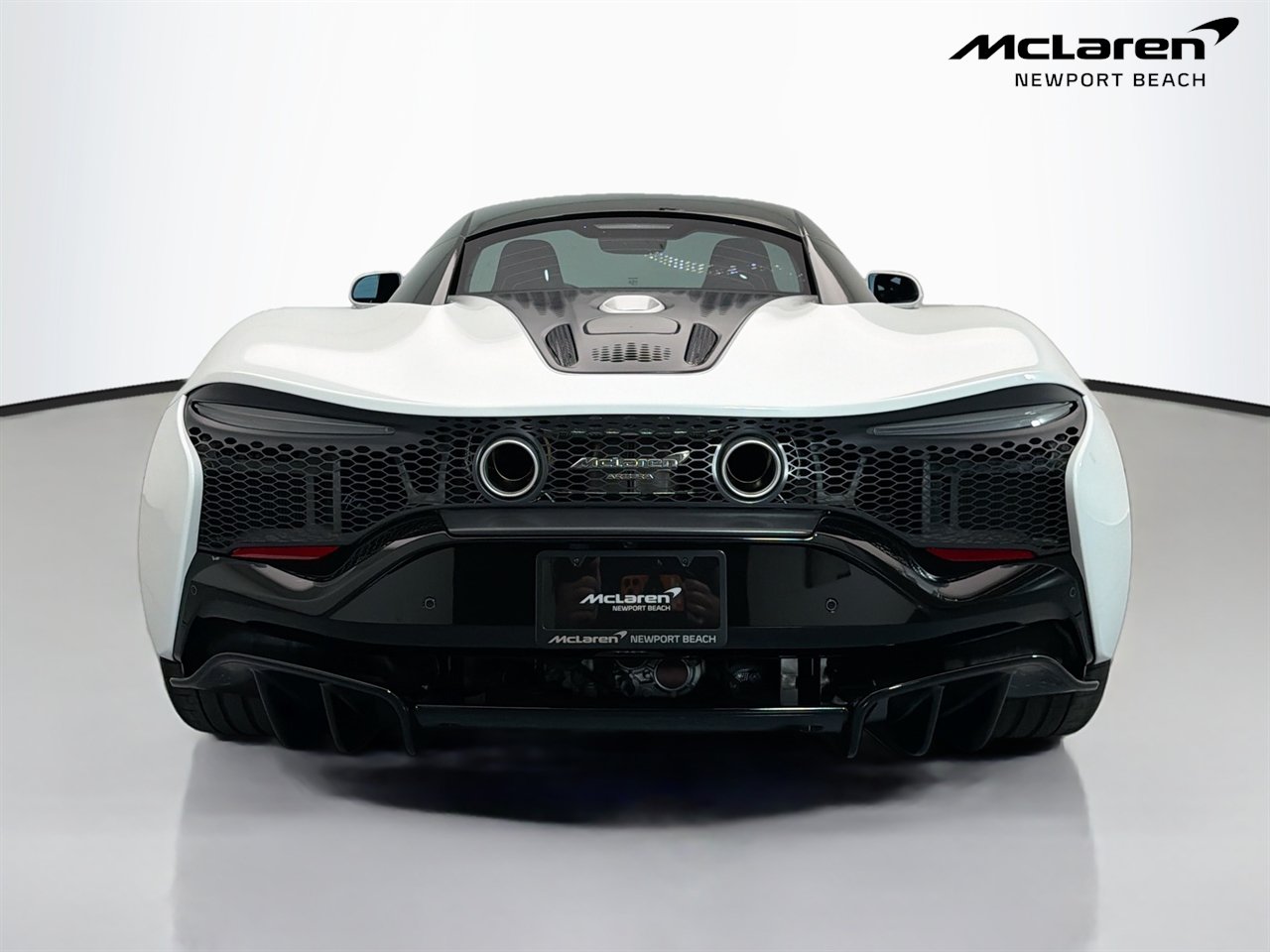 Used 2025 McLaren Artura RWD image 23