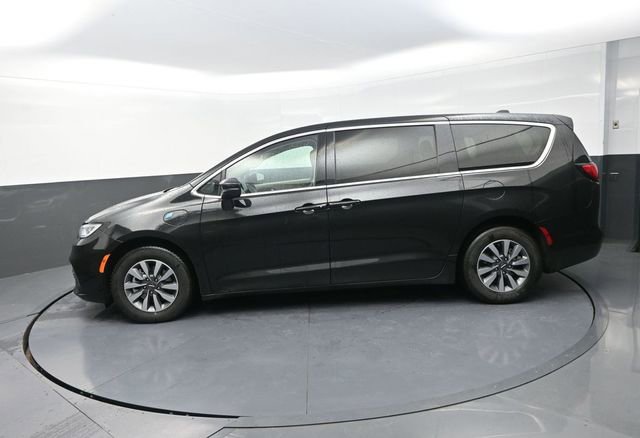 Used 2023 Chrysler Pacifica Touring-L FWD image 4