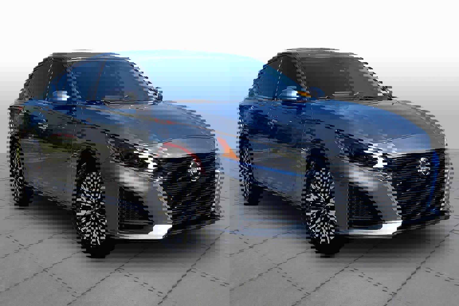 Used 2024 Nissan Altima 2.5 SV w/ SV Premium Package image 3