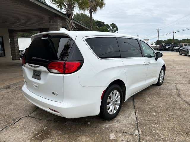 Used 2017 Chrysler Pacifica Touring w/ Tire & Wheel Group FWD image 4