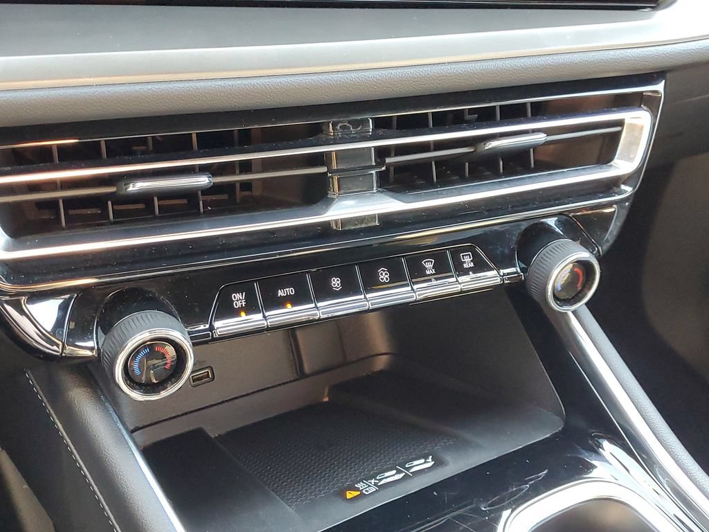 Used 2025 Chevrolet Traverse LT FWD image 22