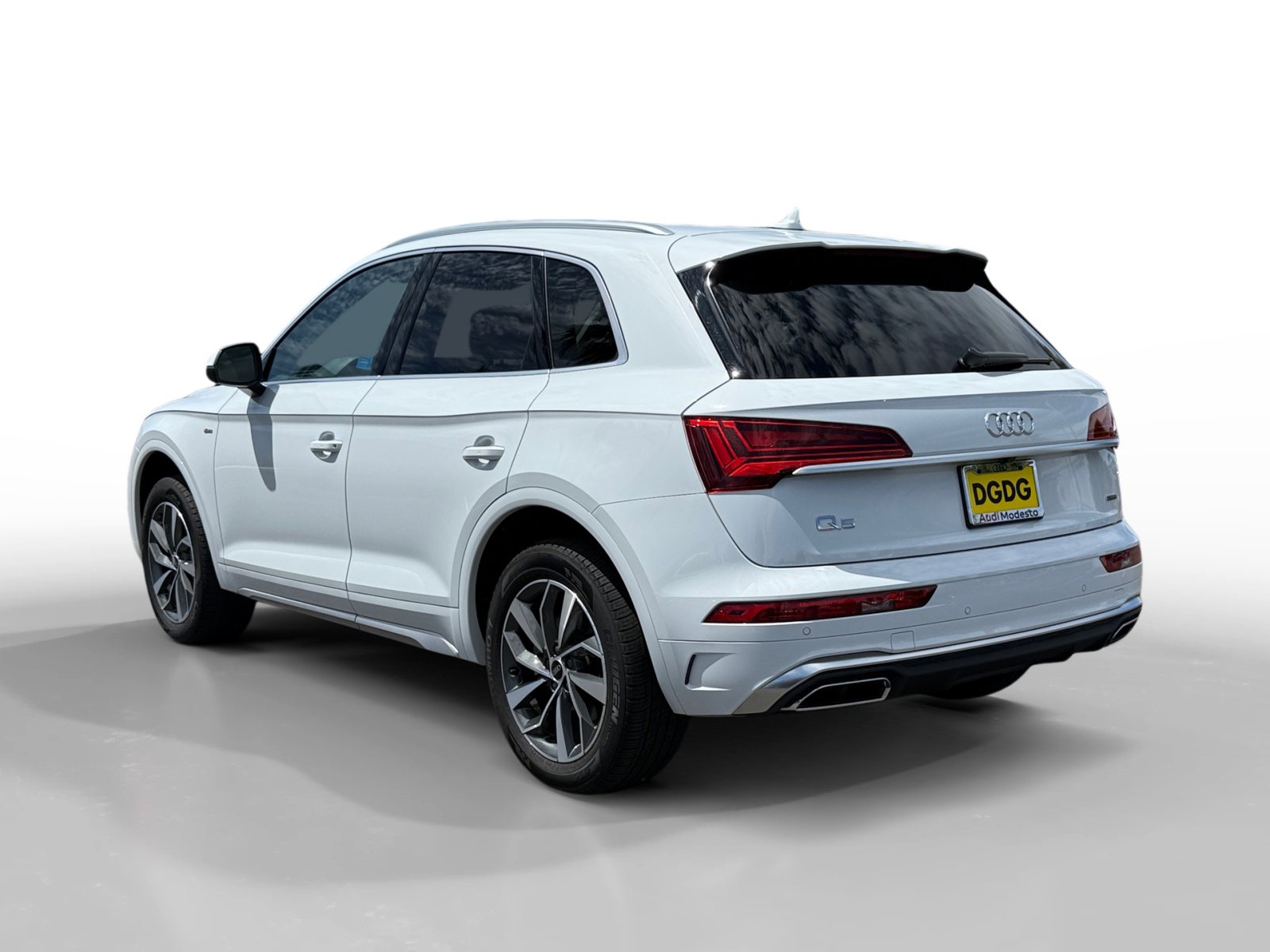 Used 2024 Audi Q5 2.0T Premium w/ Convenience Package image 3