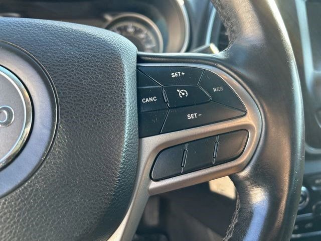 Used 2020 Jeep Cherokee Latitude w/ Cold Weather Group image 17