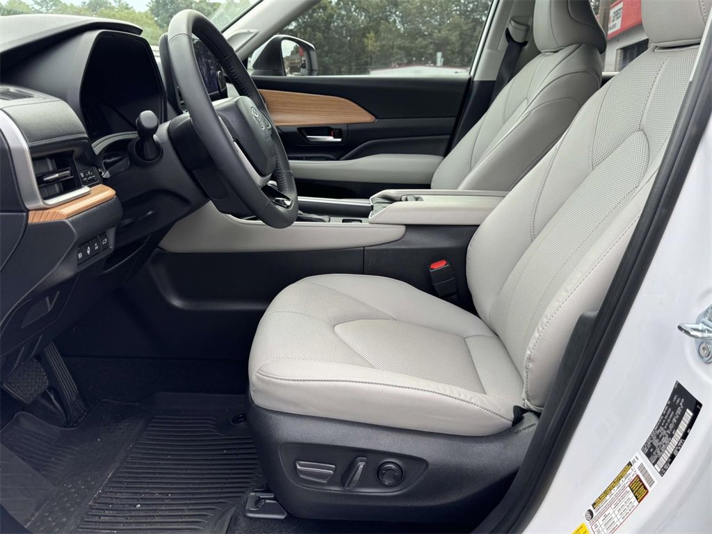Used 2025 Toyota Grand Highlander AWD Hybrid image 20