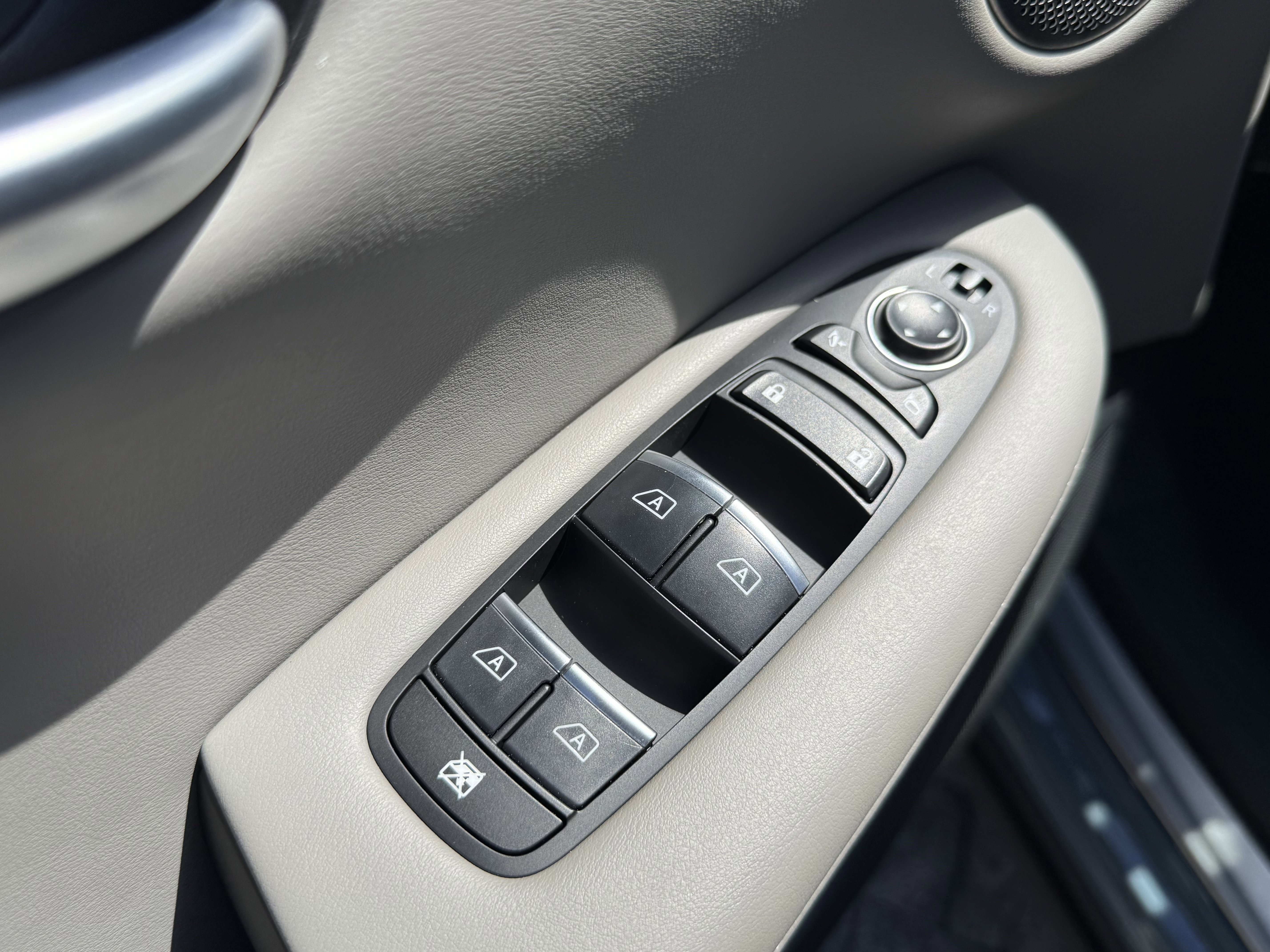 Certified 2025 INFINITI QX50 Luxe w/ Accent Package image 12