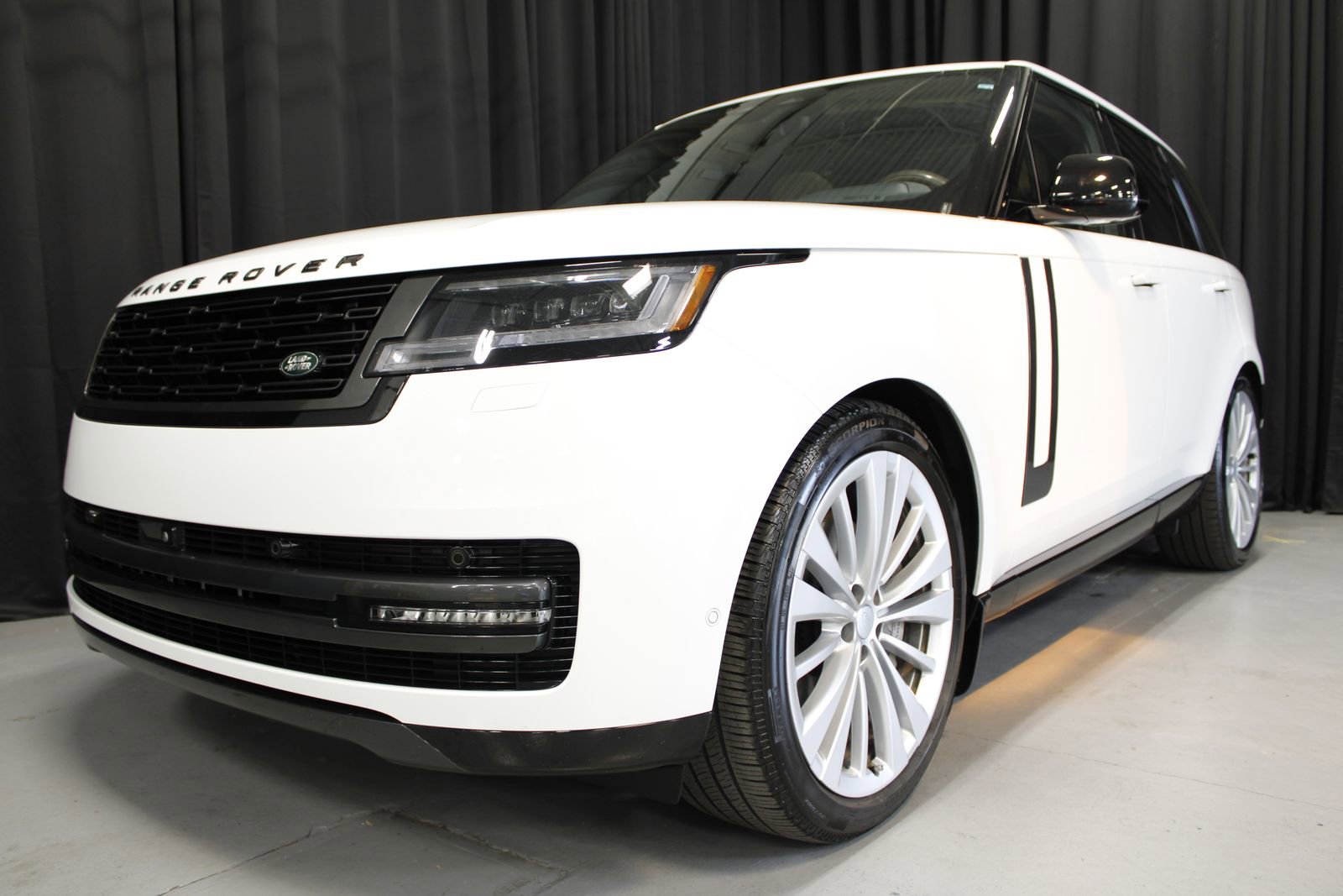 Used 2025 Land Rover Range Rover SE image 8