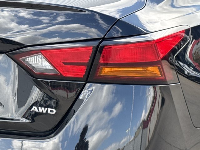 Used 2025 Nissan Altima 2.5 SV AWD/4WD image 7