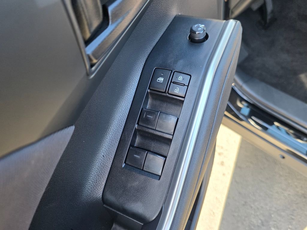 Used 2023 Toyota Highlander LE AWD/4WD image 25
