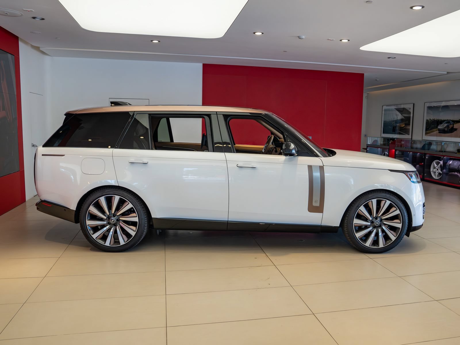 Used 2022 Land Rover Range Rover SV AWD/4WD image 7