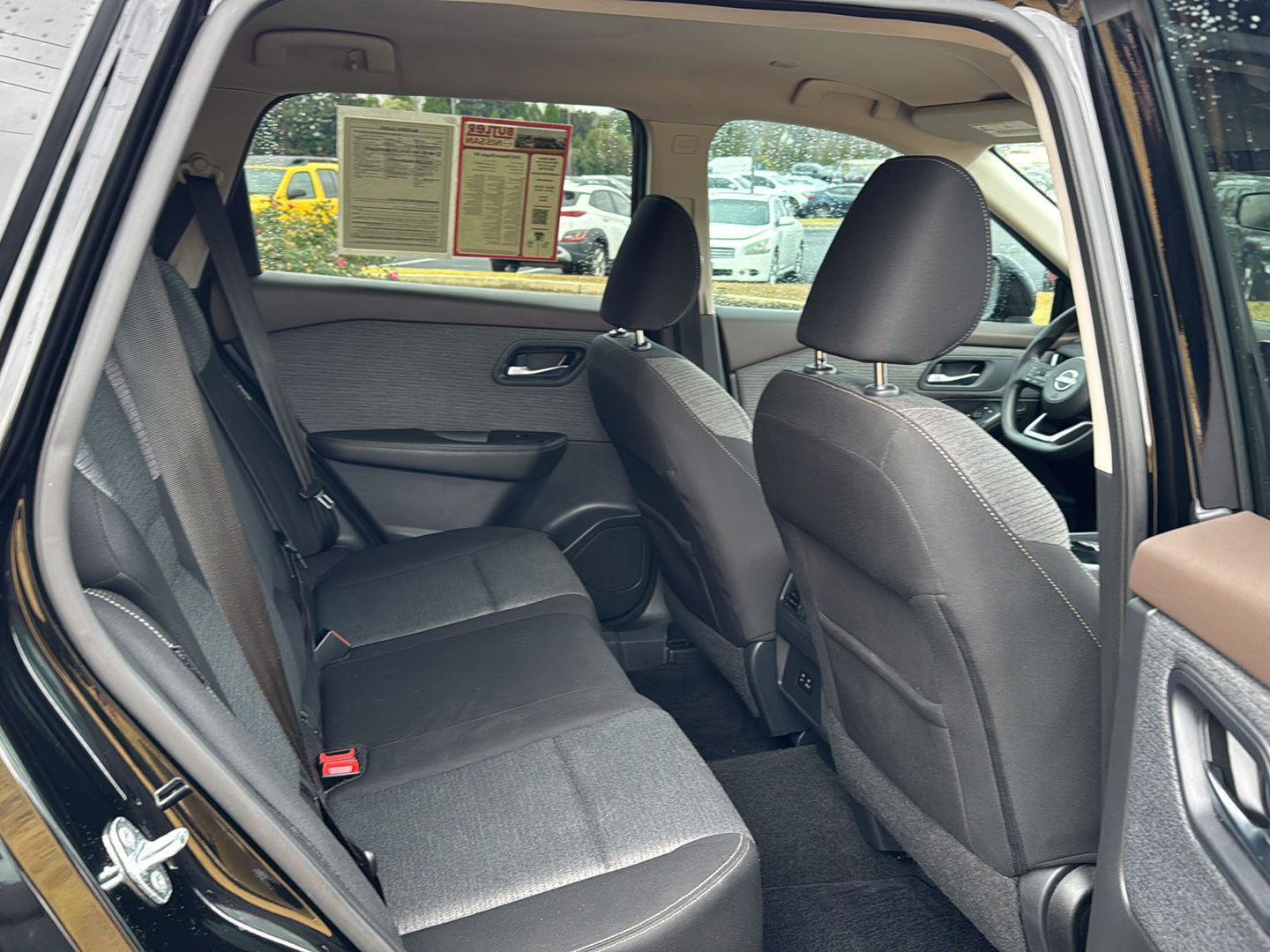 Used 2022 Nissan Rogue SV image 11