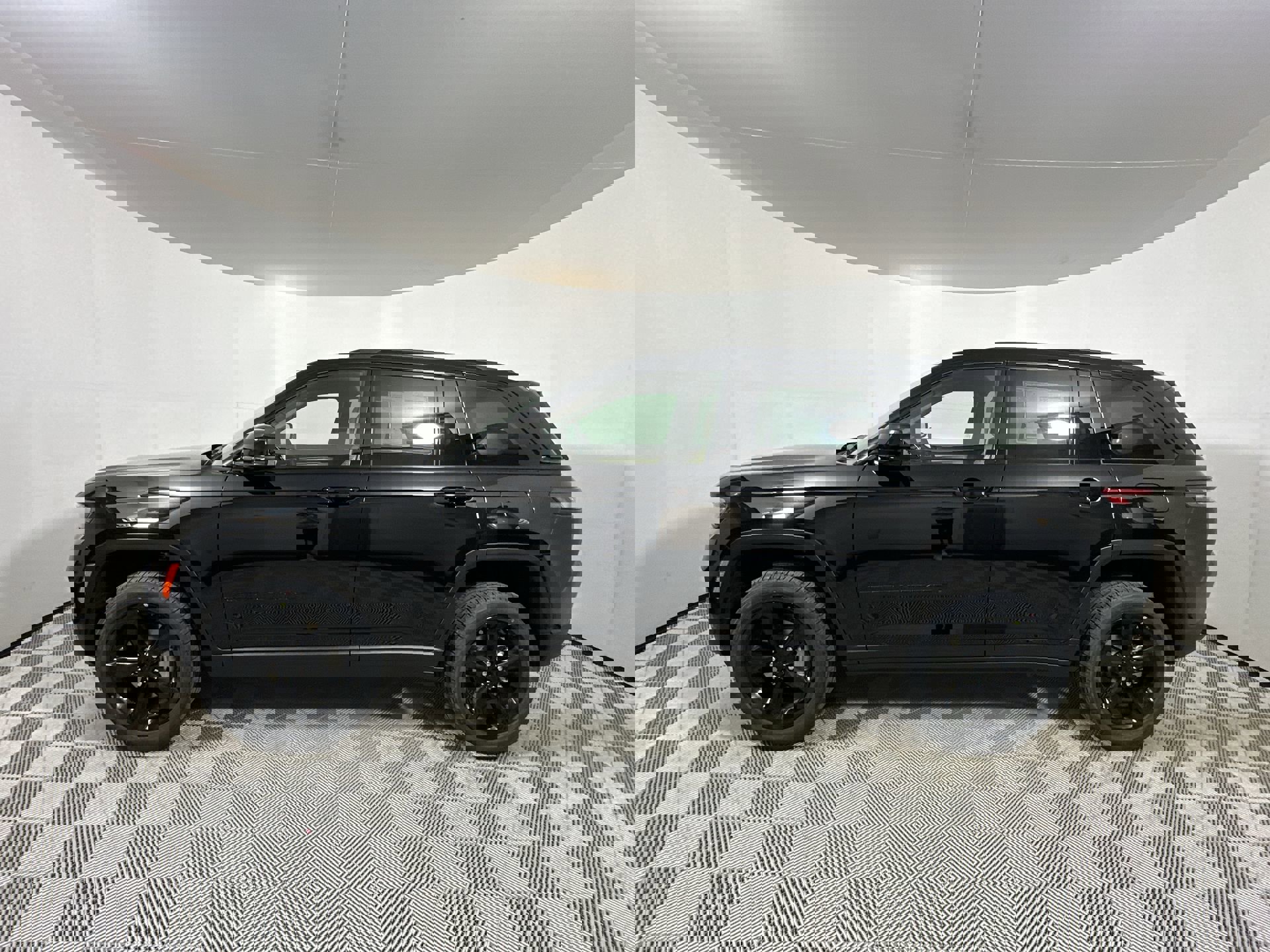 New 2025 Jeep Grand Cherokee Limited w/ Black Appearance Package image 5