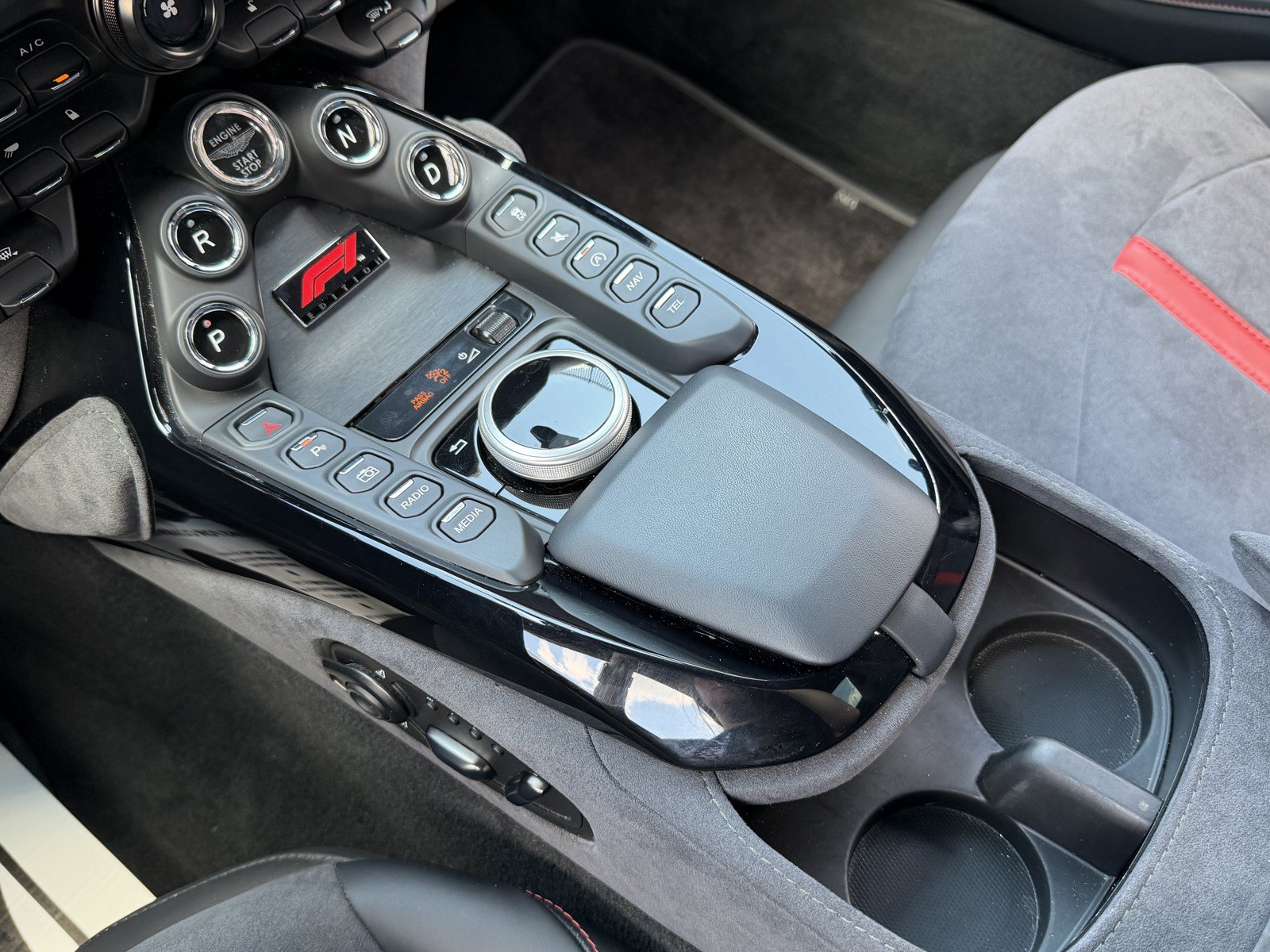Used 2022 Aston Martin V8 Vantage Coupe RWD image 33