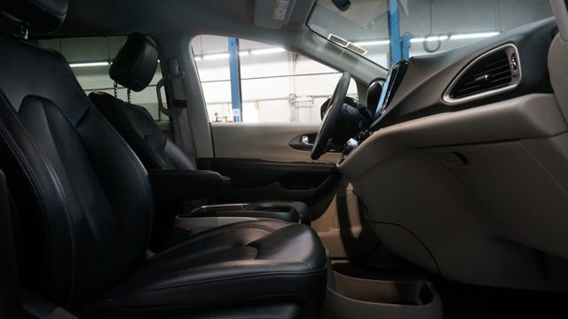 Used 2024 Chrysler Pacifica Touring-L image 51