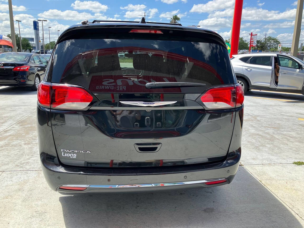 Used 2019 Chrysler Pacifica Touring-L FWD image 5