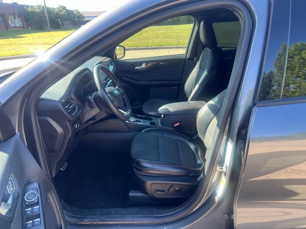Used 2023 Ford Escape ST-Line w/ Tech Pack #1 FWD image 5