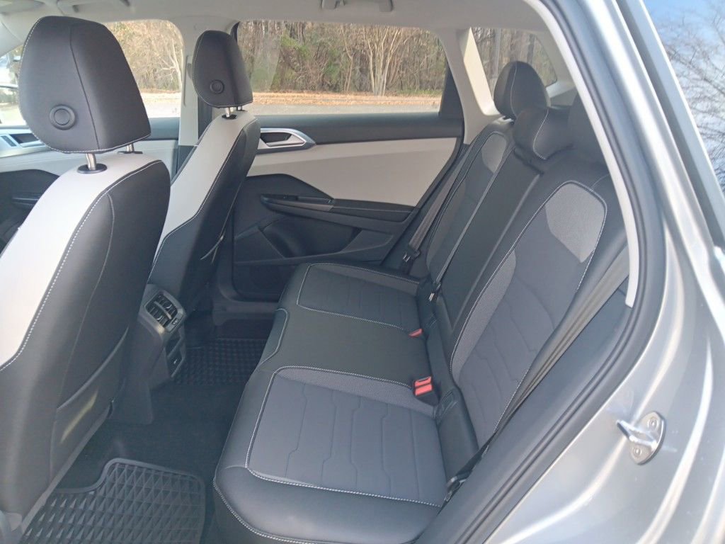 Used 2025 Volkswagen Taos SE image 22