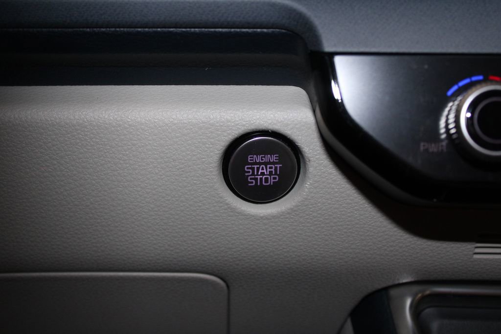 Used 2025 Kia Carnival EX image 31