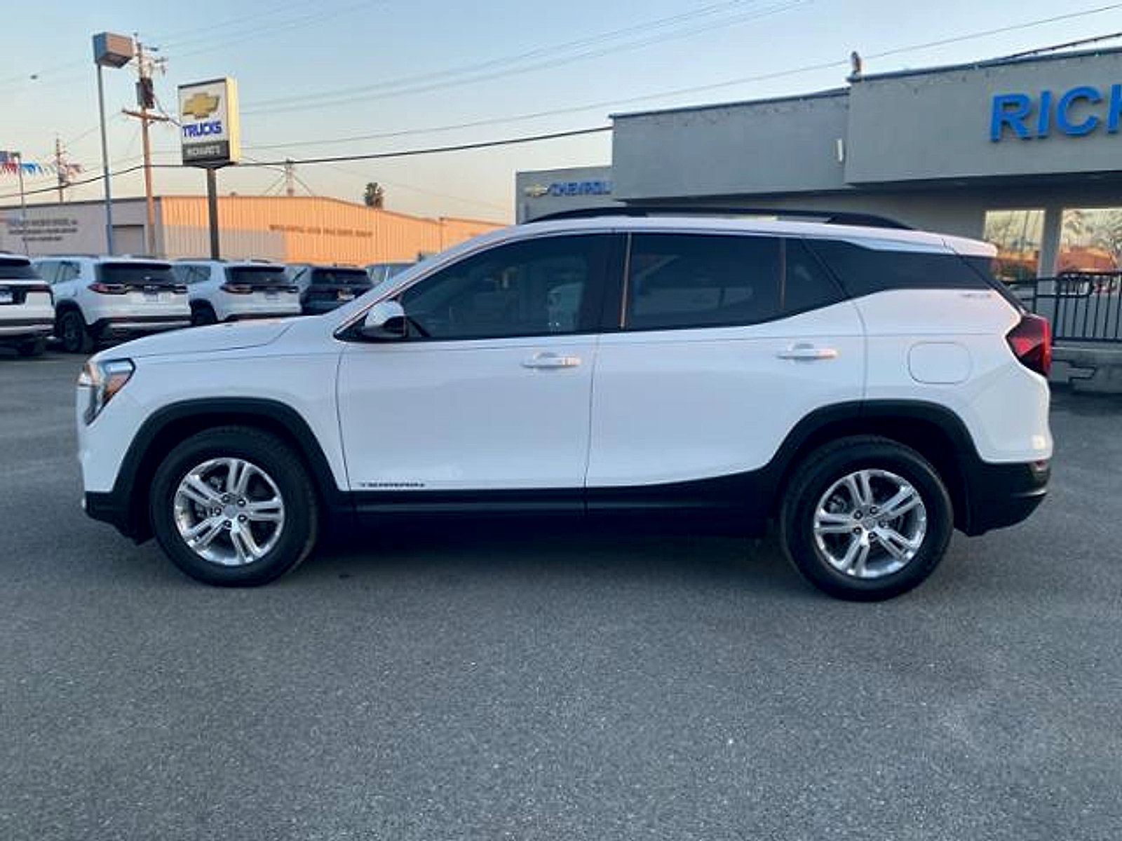 Used 2022 GMC Terrain SLE w/ Driver Convenience Package image 4