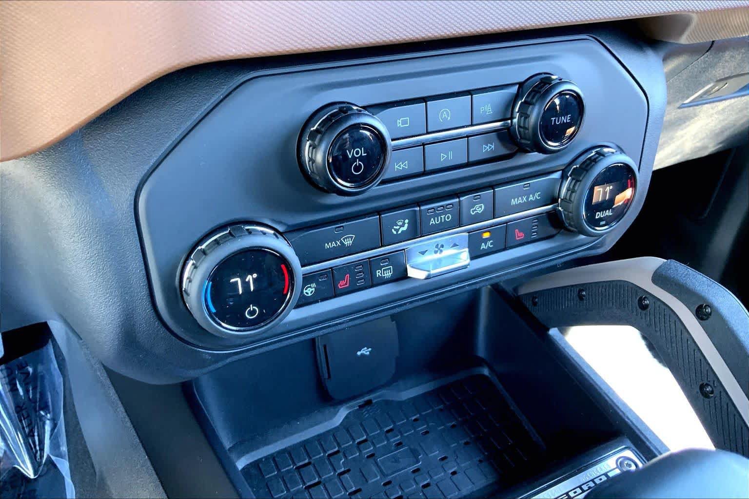 Used 2024 Ford Bronco Outer Banks AWD/4WD image 35