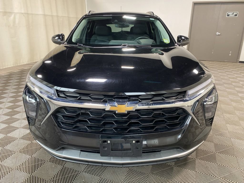 Used 2024 Chevrolet Trax LT w/ LT Convenience Package image 2