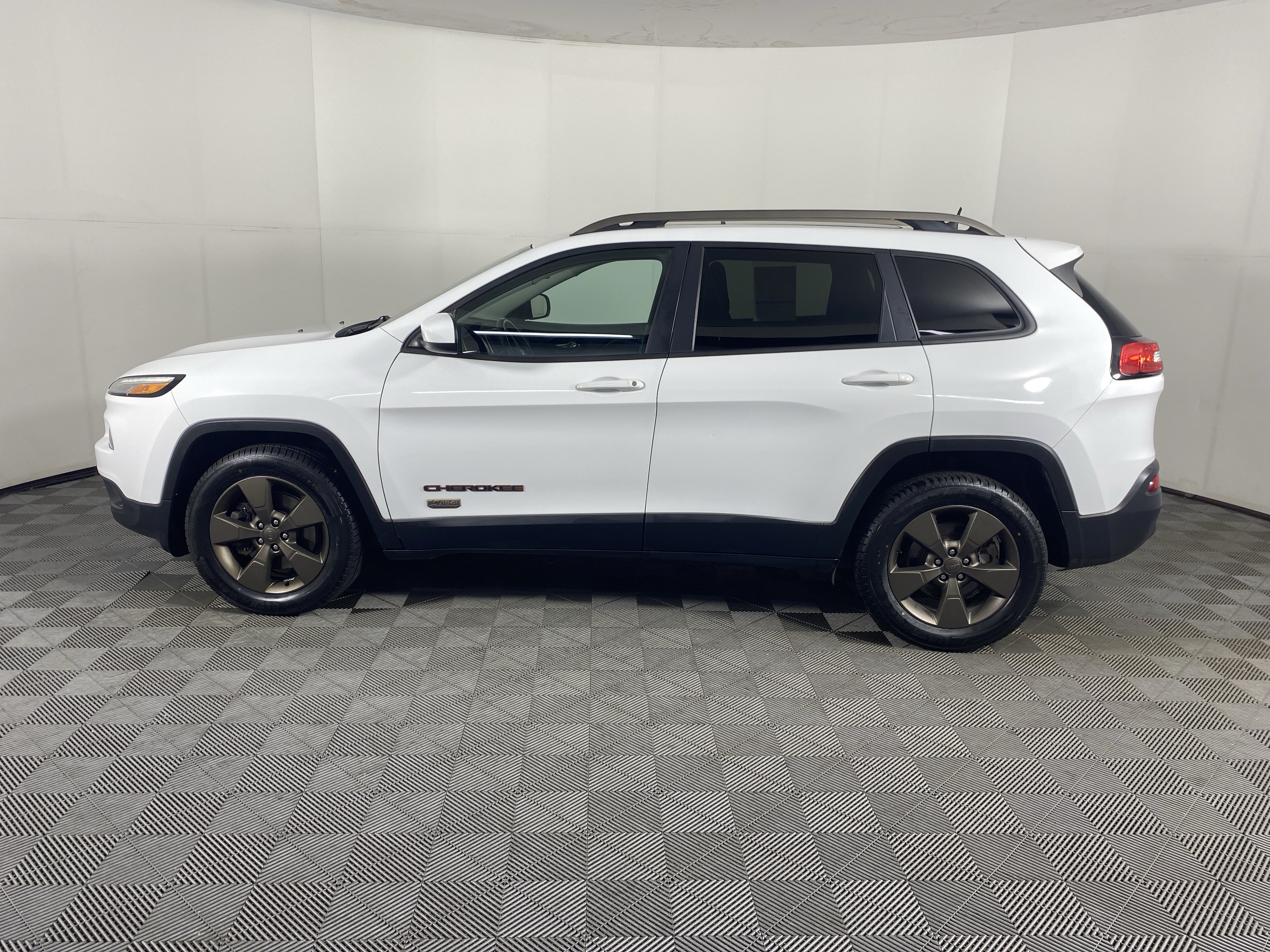 Used 2017 Jeep Cherokee 75th Anniversary AWD/4WD image 11